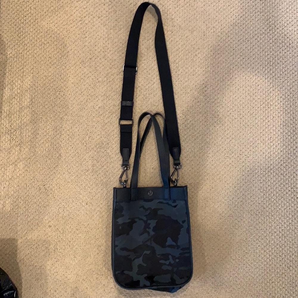 Practically brand new camo Lululemon crossbody and tote bag.